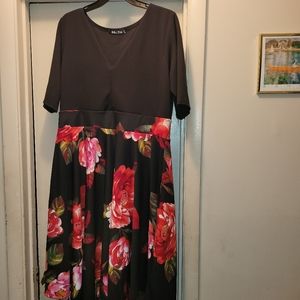 Bella Flore Red and black floral V-neck swing midi dress (2X)